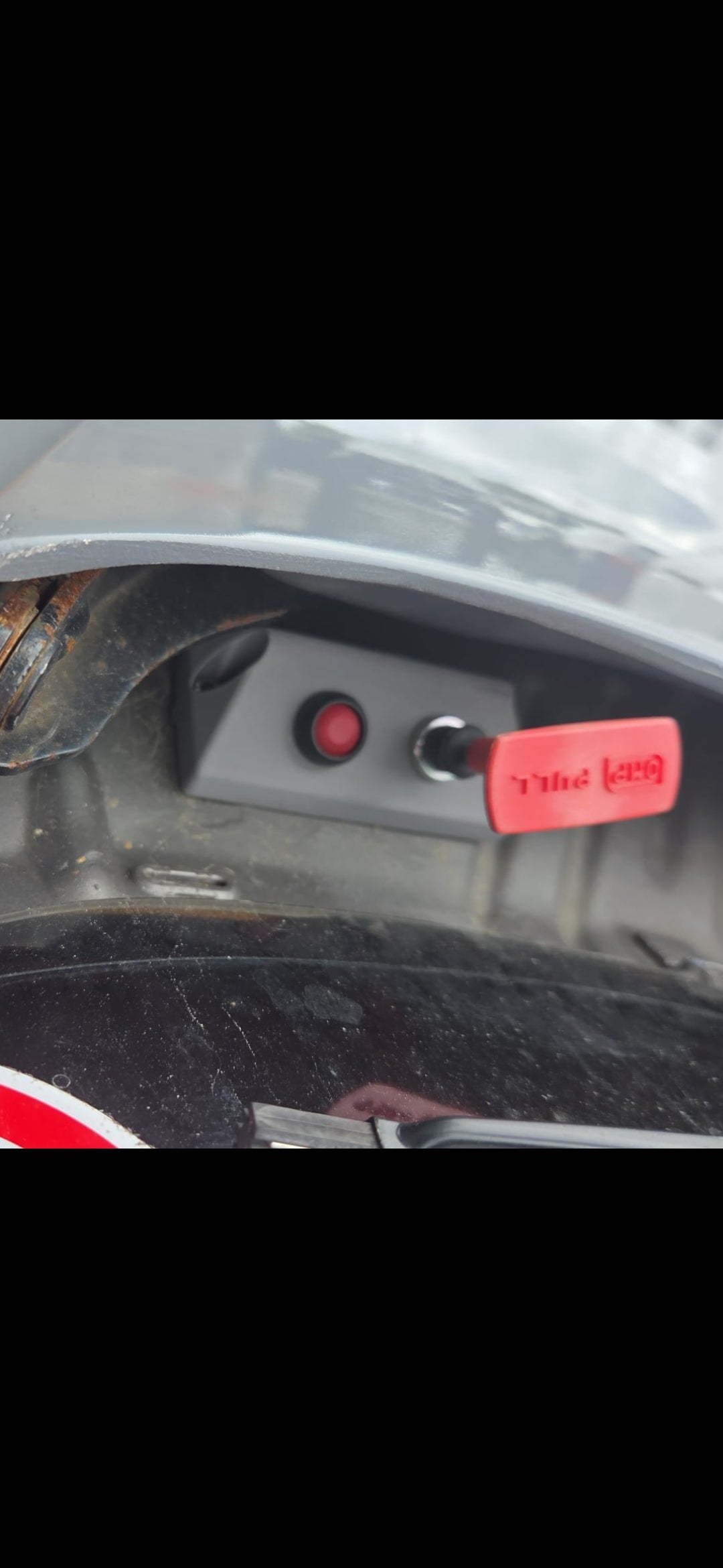 E stop + extinguisher pull mount